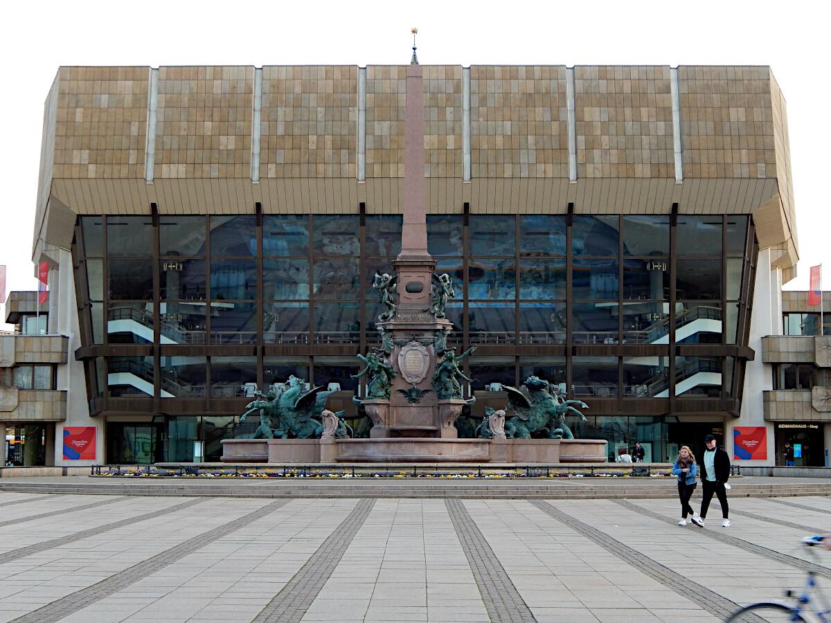 Neues Gewandhaus (1981) - im Vordergrund Mendebrunnen (1883)