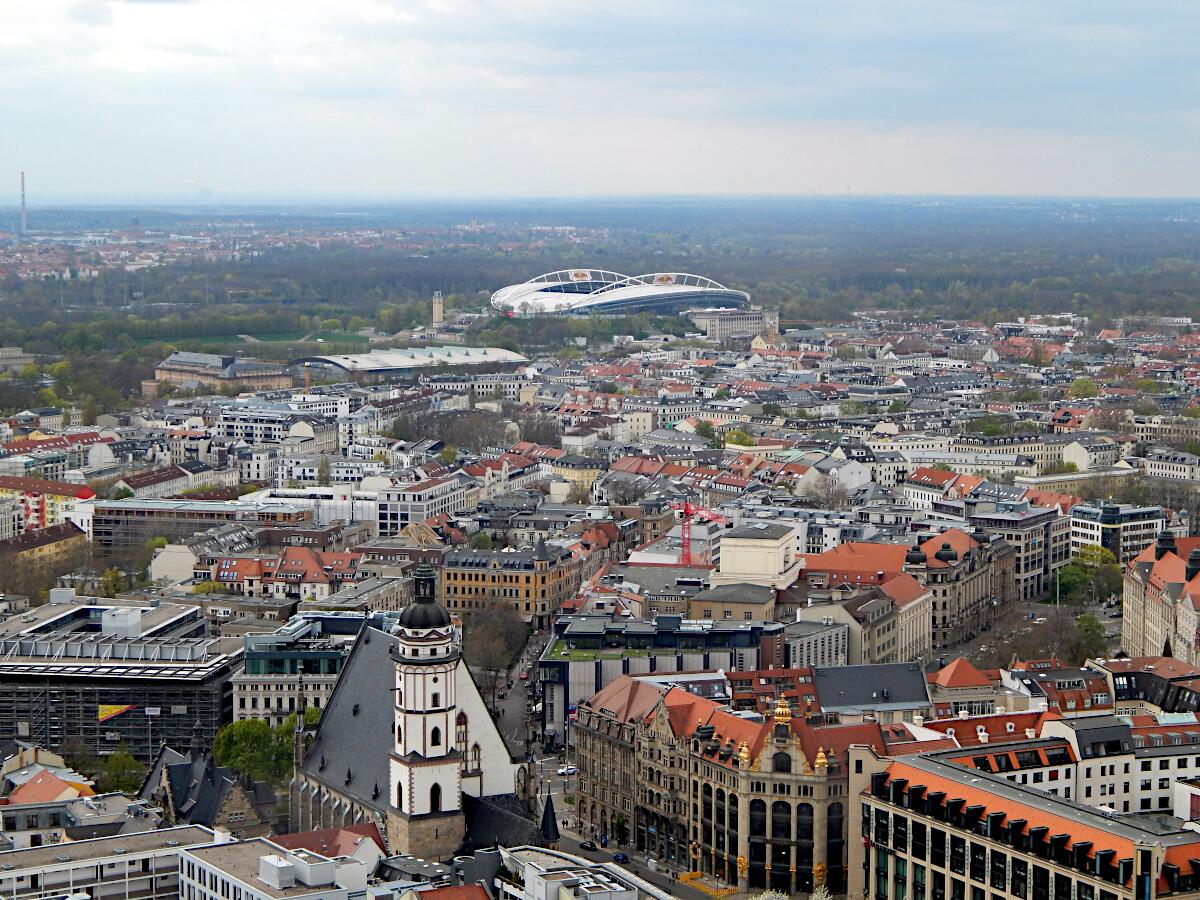 RB-Arena (2000-04) - ehem. Zentralstadion (im Vordergrund Thomaskirche)