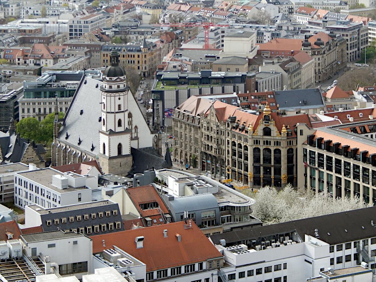 Thomaskirche (1482-96, 1537, 19. Jh.) und ehem. Kaufhaus (1903/04)