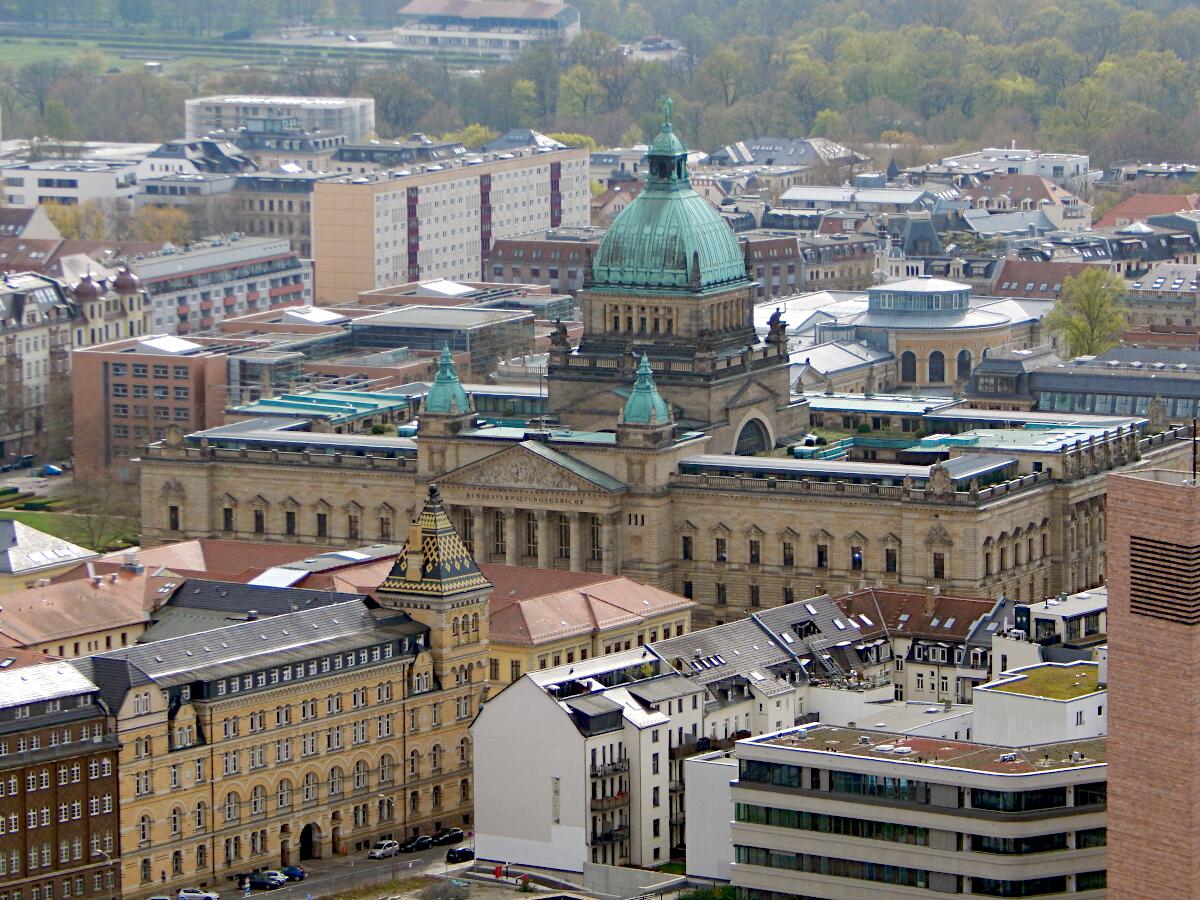 Reichsgerichtsgebude (1888-95) - im Vordergrund Polizeidirektion Leipzig (1888-90)