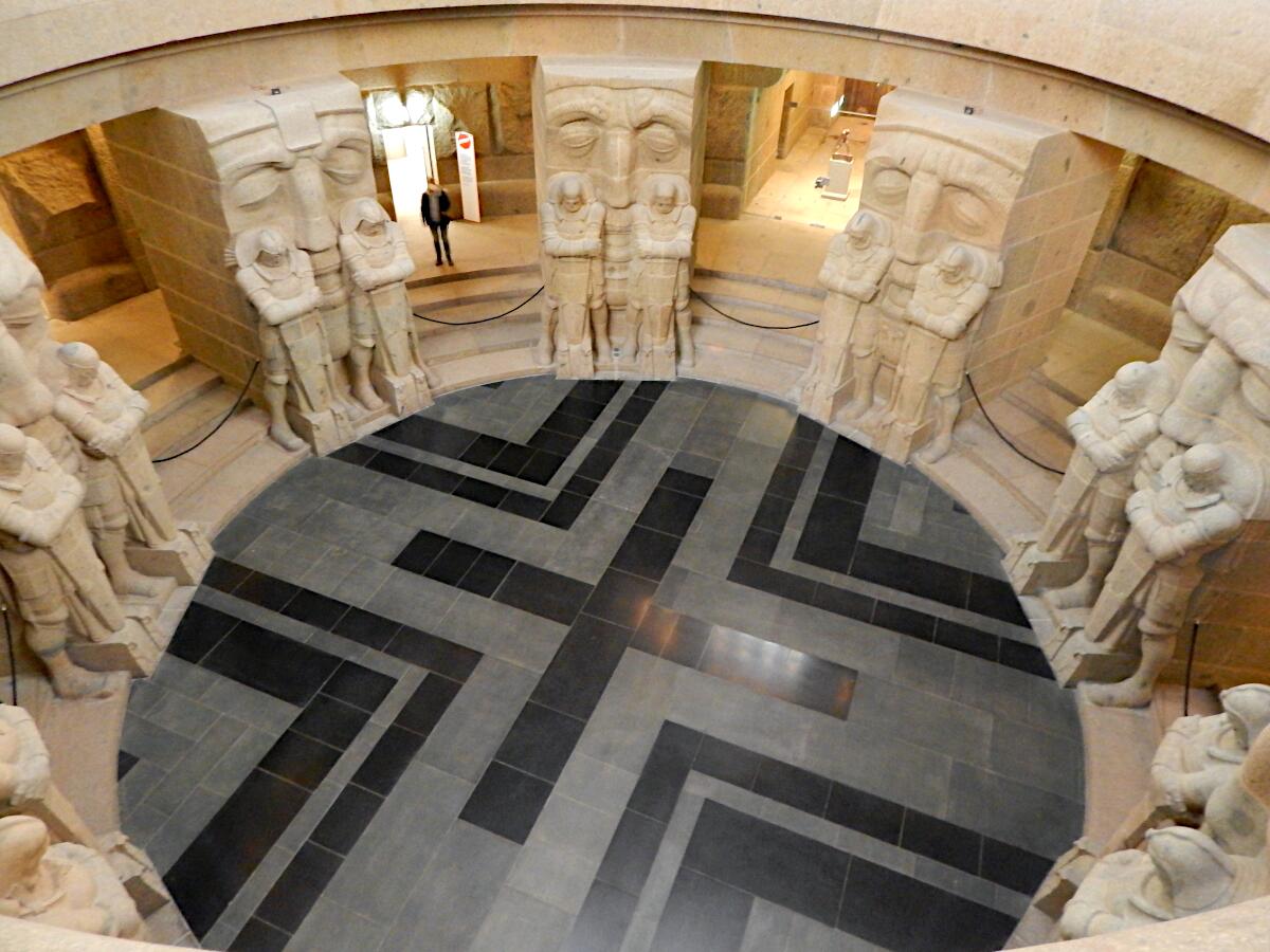 Vlkerschlachtdenkmal (1913) - Krypta mit Totenwchter