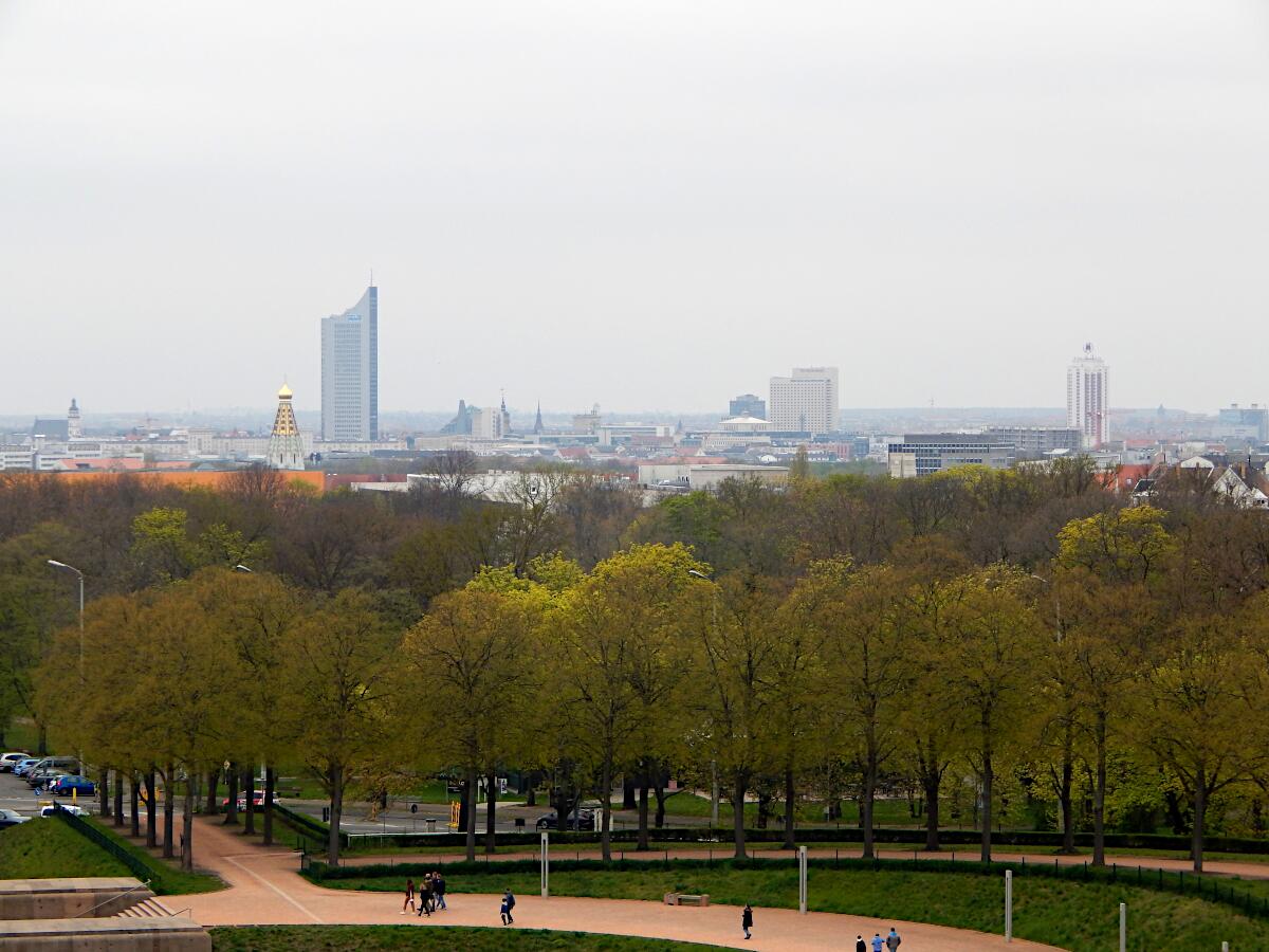 Blickrichtung Zentrum - Cityhochhaus (1972; 142m) und Wintergartenhochhaus (1972; 96m)