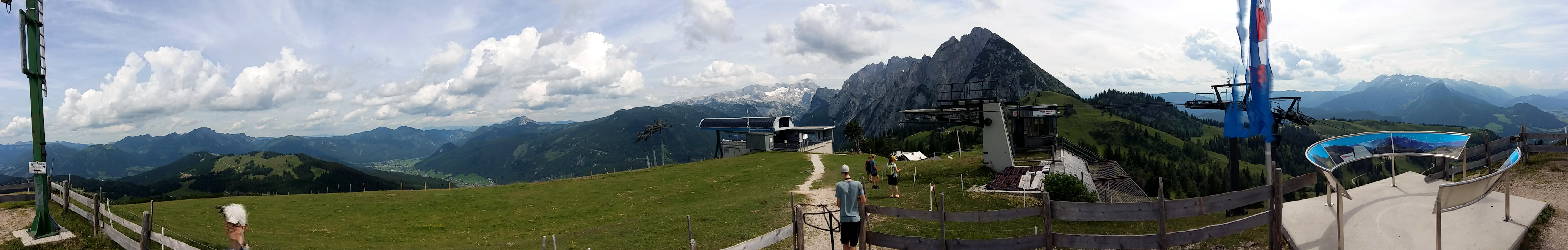 Zwieselalmhhe (1587 m) - Bergstationen Panorama Jet Zwieselalm, Hochkgllift, Gosaunet-Platzerl (im Hintergrund Dachsteinmassiv und Gosaukamm mit Bischofsmtze, Growand, Mandlkogel, Donnerkogel)
