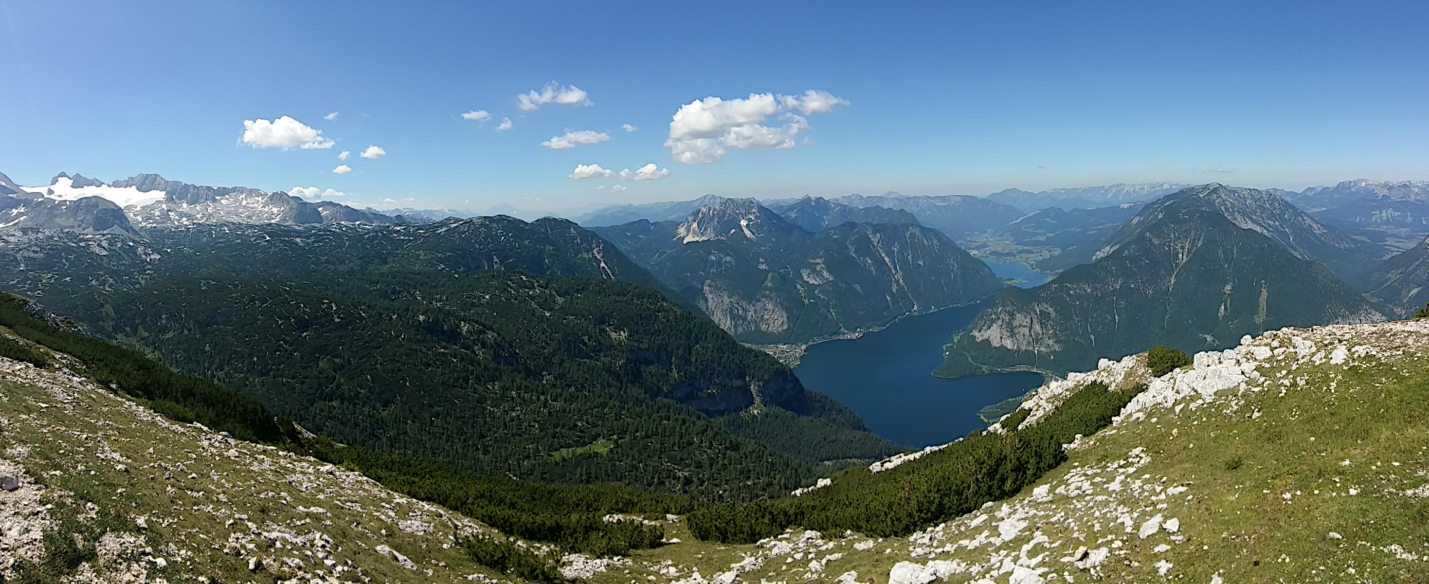 Krippenstein - Blick auf Plassen (1953 m), Hallst�tter See und Hoher Sarstein (1975 m)