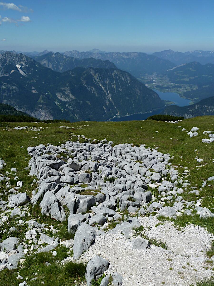 Krippenstein - Blick auf Plassen (1953 m) und Hallst�tter See