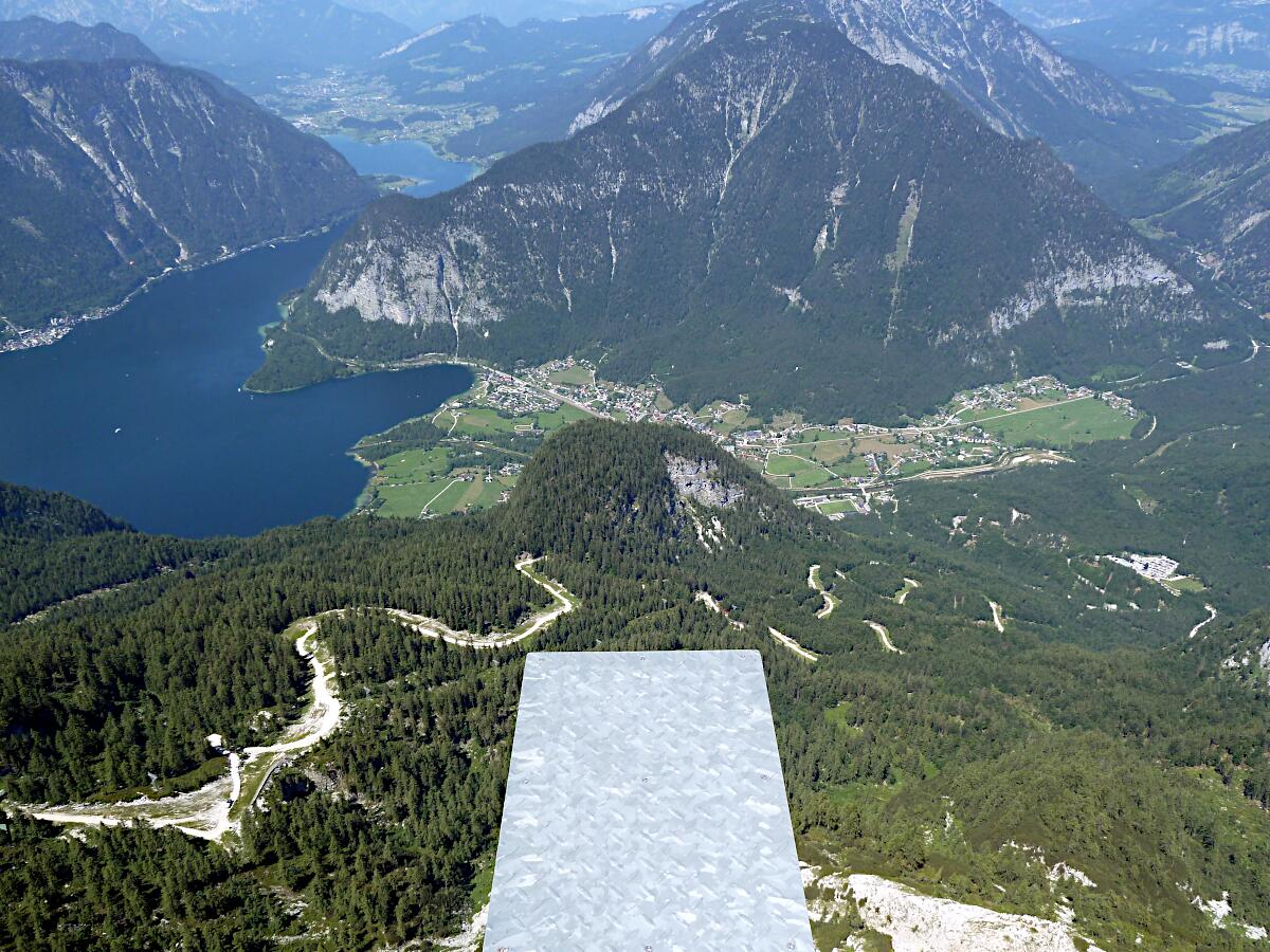 Krippenstein - Aussichtsplattform �Five Fingers� (im Hintergrund Hallst�tter See und Obertraun)