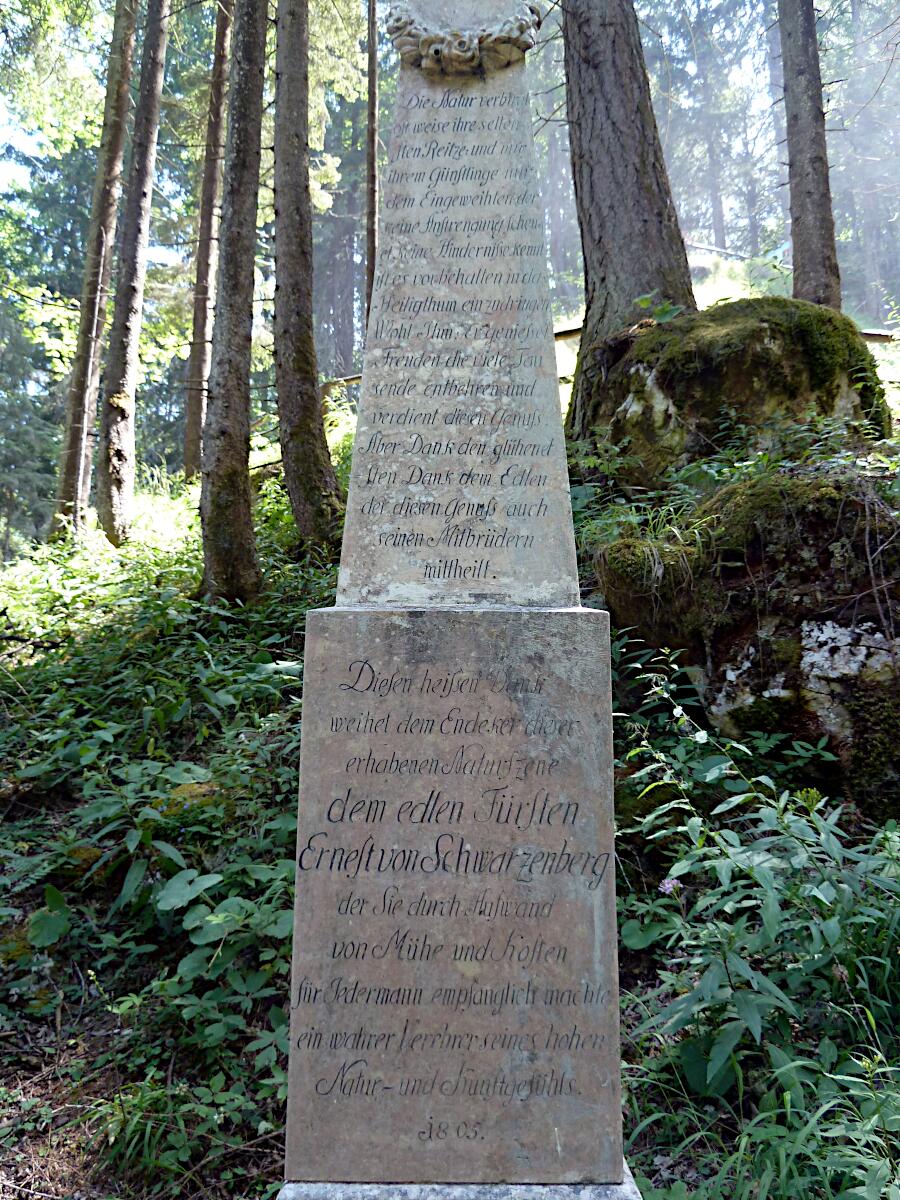 Gollinger Wasserfall - Obelisk von Ernest F�rst von Schwarzenberg