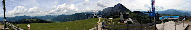 Zwieselalmhöhe (1587 m) - Bergstationen Panorama Jet Zwieselalm, Hochkögllift, Gosaunet-Platzerl (im Hintergrund Dachsteinmassiv und Gosaukamm mit Bischofsmütze, Großwand, Mandlkogel, Donnerkogel)