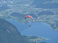 Paraglider über dem Hallstätter See