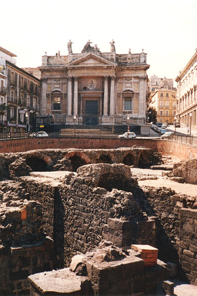 Catania - Piazza Stesicoro mit Ruinen des rmischen Amphitheaters