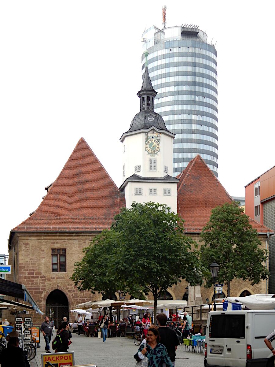 Rathaus (ab 1365) - im Hintergrund Jentower
