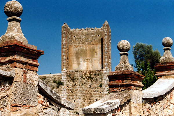 Monteriggioni - Santa Maria Assunta (Eingangstor Kirchhof)