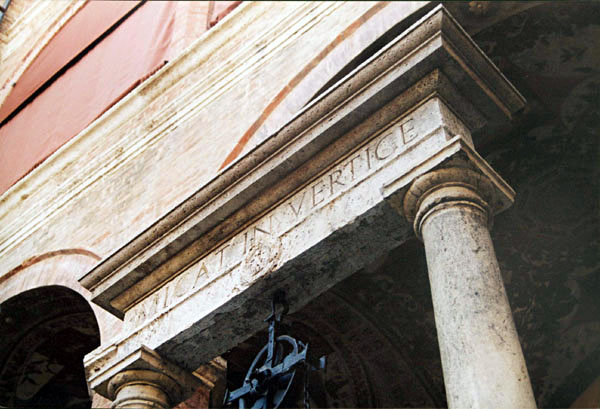 Siena - Pozzo di Santa Pazzia im Innenhof des Palazzo Chigi-Saracini