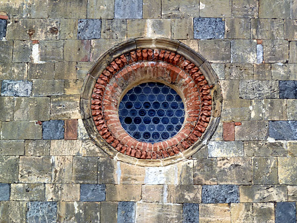 Monteriggioni - Fensterdetail Santa Maria Assunta