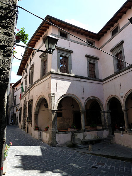 Castl del Piano - Palazzo Nerucci mit La Loggia Pubblica (1554)