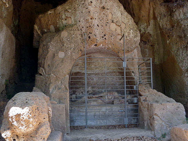 Sovana - Tomba dei Demoni Alati (3. Jh. v. Chr.)