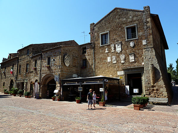 Sovana - Loggia del Capitano und Palazzo Pretorio (12. Jh.)