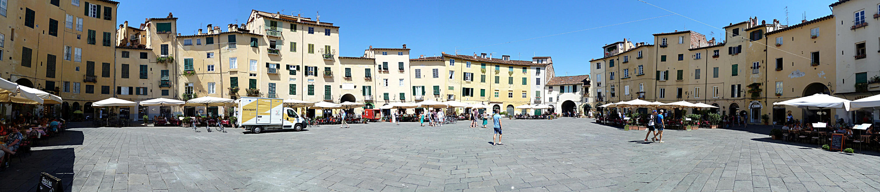 Lucca - Panorama der Piazza dell'Anfiteatro