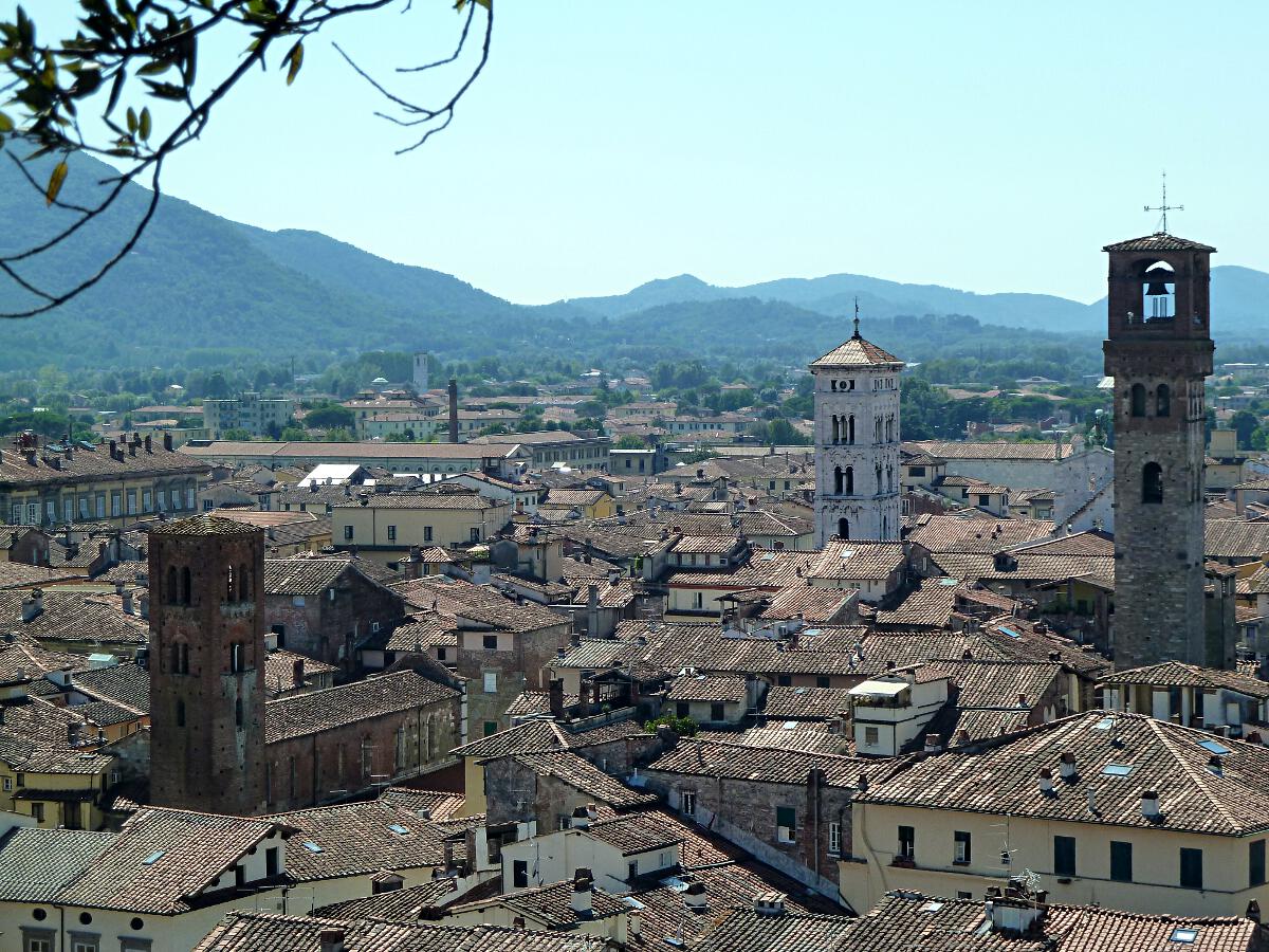 Lucca - Blickrichtung West (San Cristoforo, San Michele in Foro und Torre dell'Orologio)