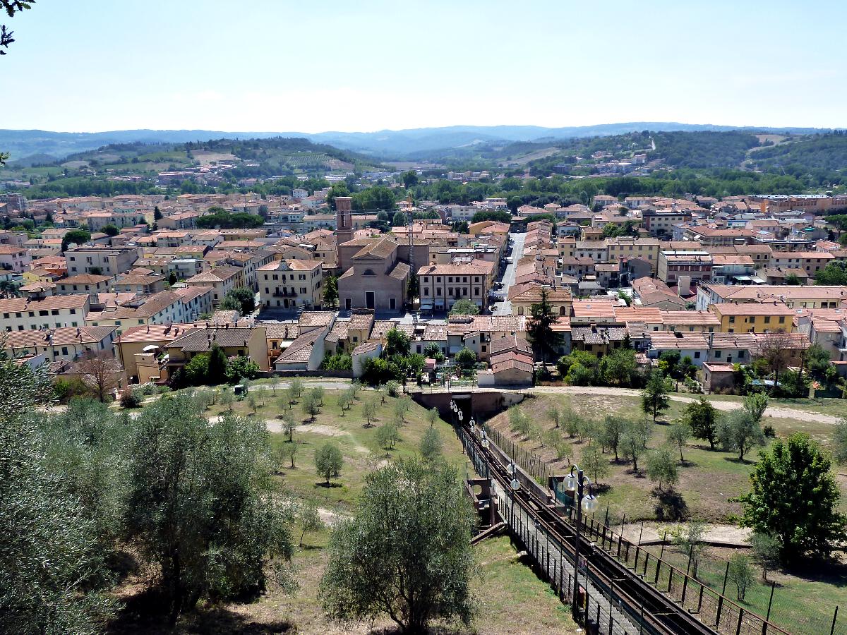 Certaldo Basso - im Vordergrund Funicolare