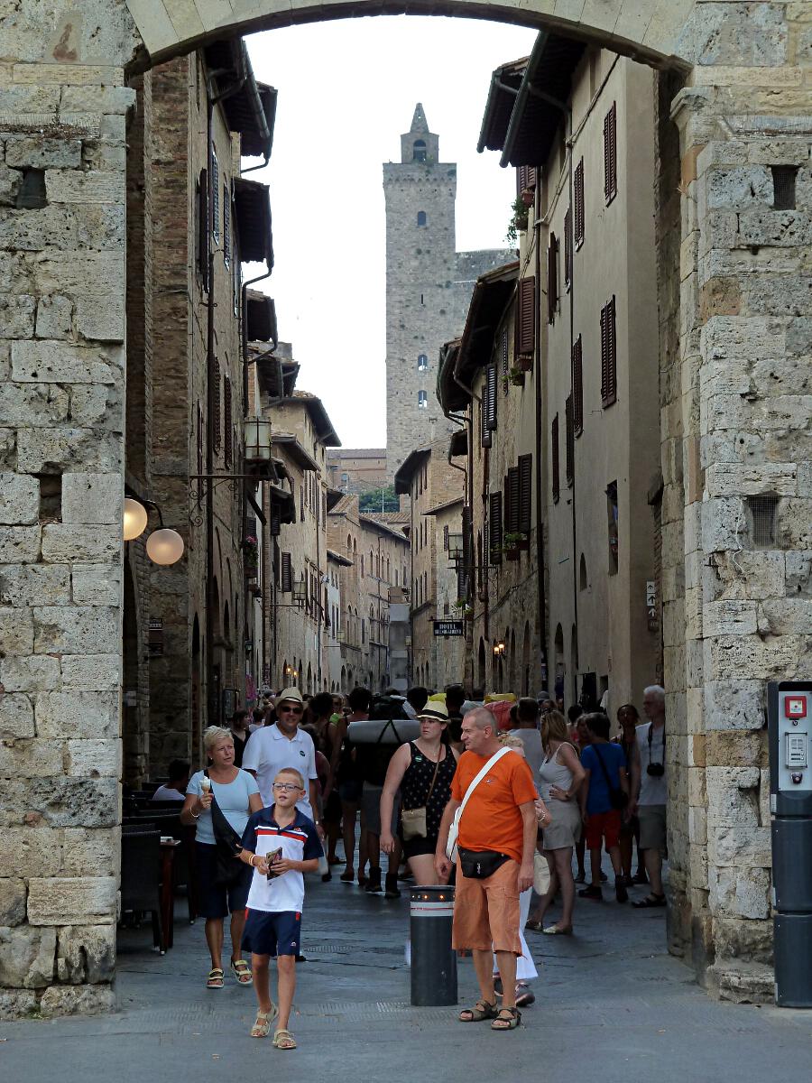 San Gimignano - Via San Giovanni (im Hintergrund Torre Grossa)