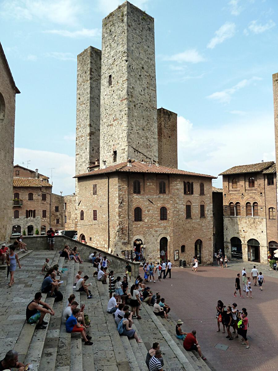 San Gimignano - Piazza Duomo mit Torri dei Salvucci