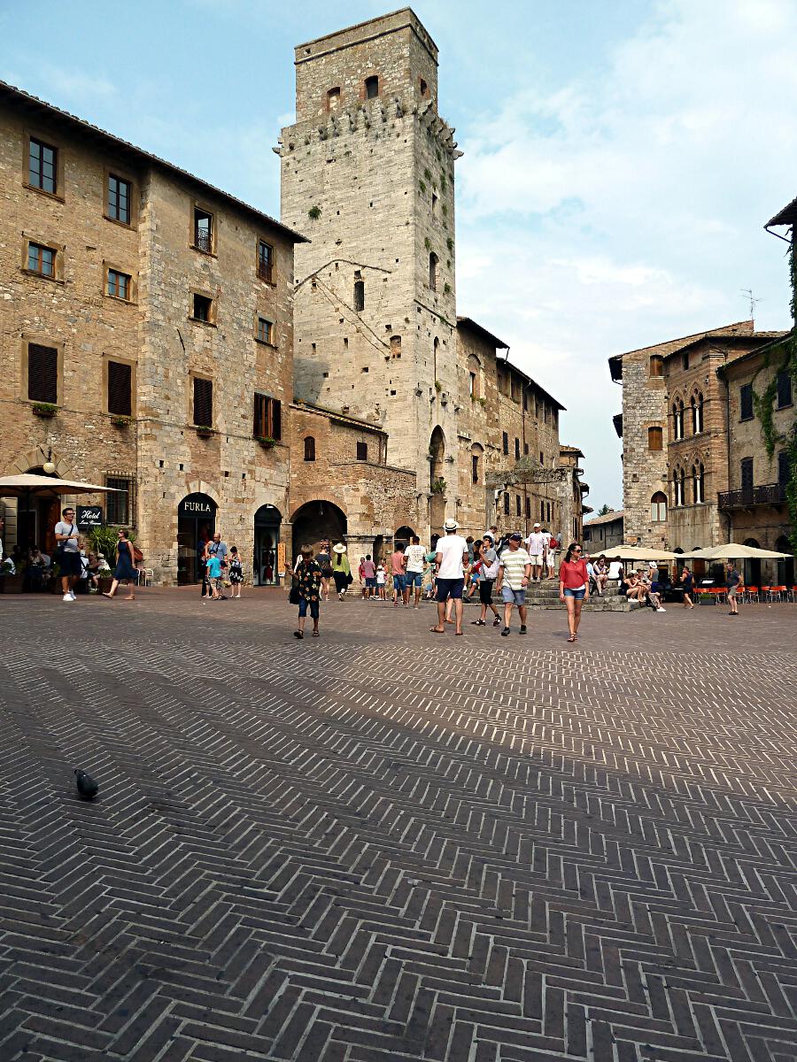 San Gimignano - Piazza della Cisterna mit Torre del Diavolo