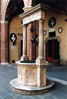 Siena - Pozzo di Santa Pazzia im Innenhof des Palazzo Chigi-Saracini