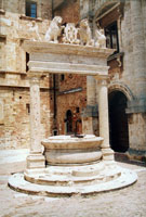 Montepulciano - Pozzo dei Grifi e dei Leoni (Piazza Grande)