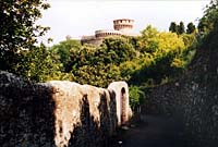 Volterra - Blick von der Via di Castello auf die Fortezza Medicea