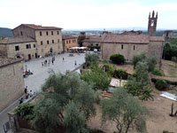 Monteriggioni - Piazza Roma mit Santa Maria Assunta