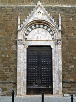 Montalcino - Chiesa di Sant'Agostino, Portal  (14. Jh.)