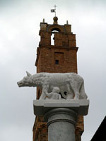 Montalcino - Sienesische Wlfin vor Palazzo dei Priori