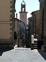 Castl del Piano - Via della Basilica mit Torre dell'Orologio