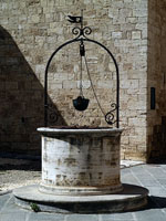 San Quirico d'Orcia - Brunnen auf der Piazza Chigi