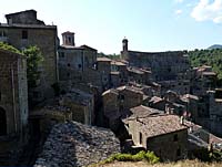 Sorano - Ostansicht (im Hintergrund Masso Leopoldino mit Torre dell'Orologio)