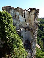 Sorano - verfallene Huser am Rand des Tufffelsens