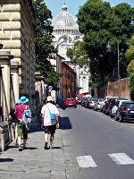 Pisa - Via Roma (im Hintergrund Kuppel von Santa Maria Assunta)