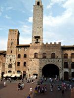 San Gimignano - Piazza Duomo mit Palazzo vecchio del Podest und Torre Rognosa