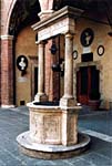Brunnen im Innenhof des Palazzo Chigi-Saracini