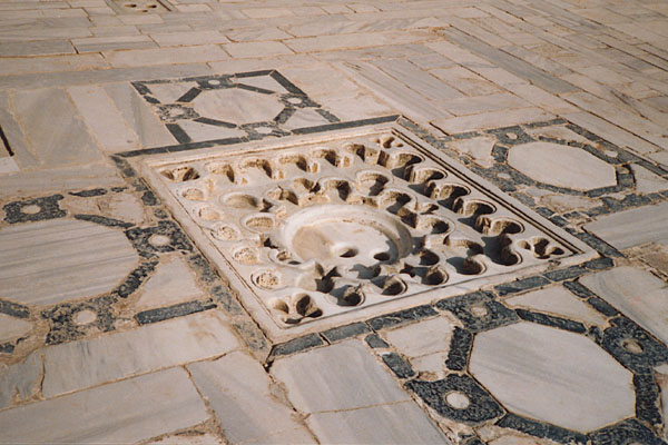 Kairouan - Sidi Oqba Moschee (Abfluss zur Zisterne im Innenhof)