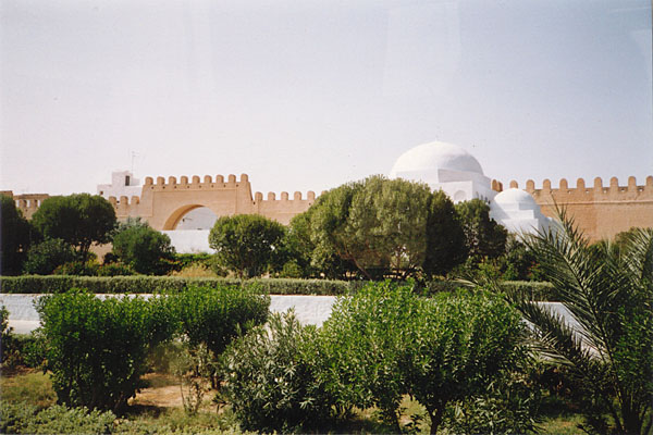 Kairouan - Stadtmauer von Sdosten mit Grab des Gelehrten as-Suyyuri