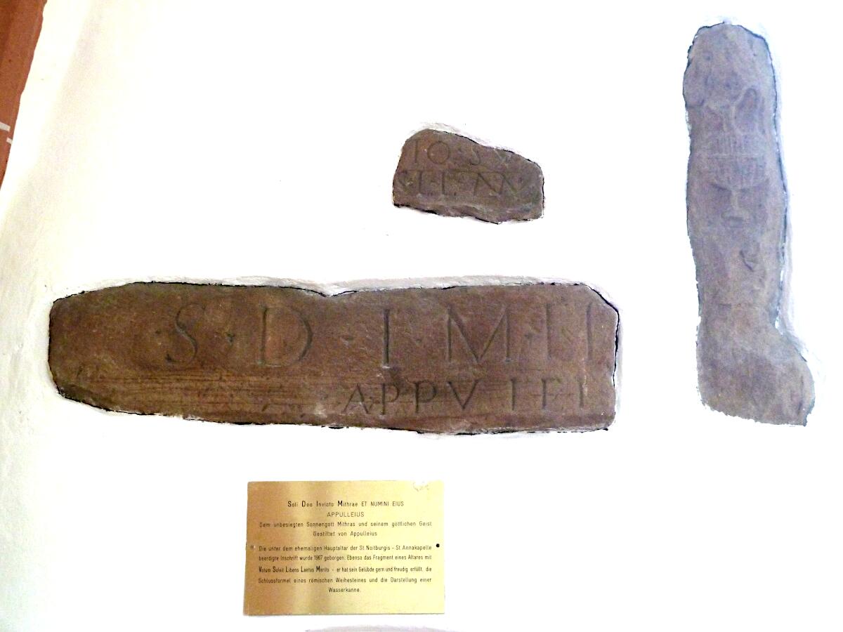 Katholische Kapelle St. Anna - Fragmente r�m. Mitras-Heiligtum (2./3. Jh. n.Chr.)