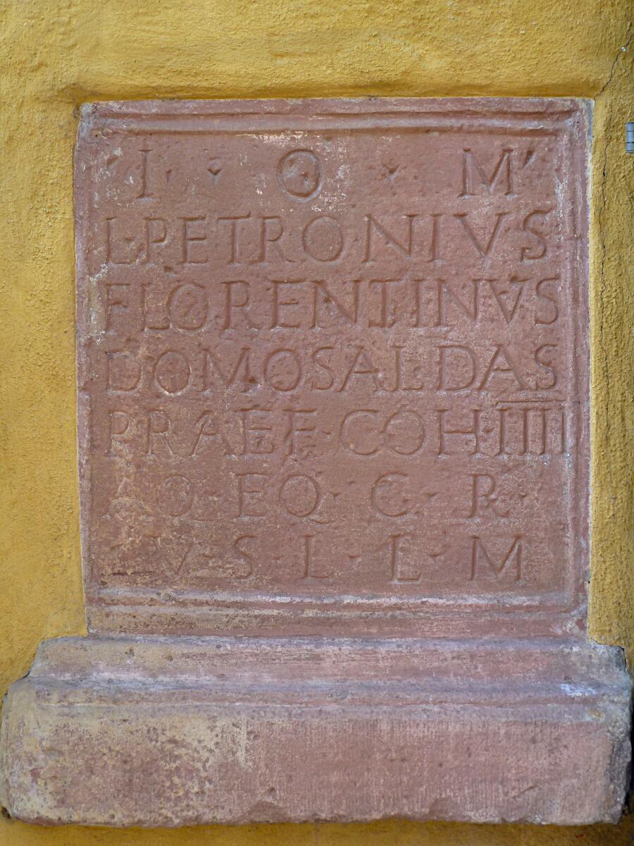 R�merstra�e 41 - R�mischer Weihaltar (um 200 n.Chr.)