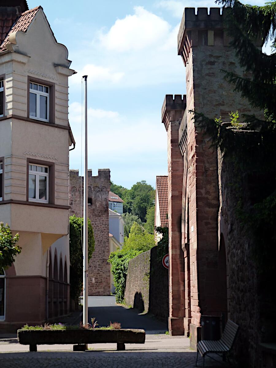 Unteres Tor (nach 1839) - im Hintergrund Hexenturm