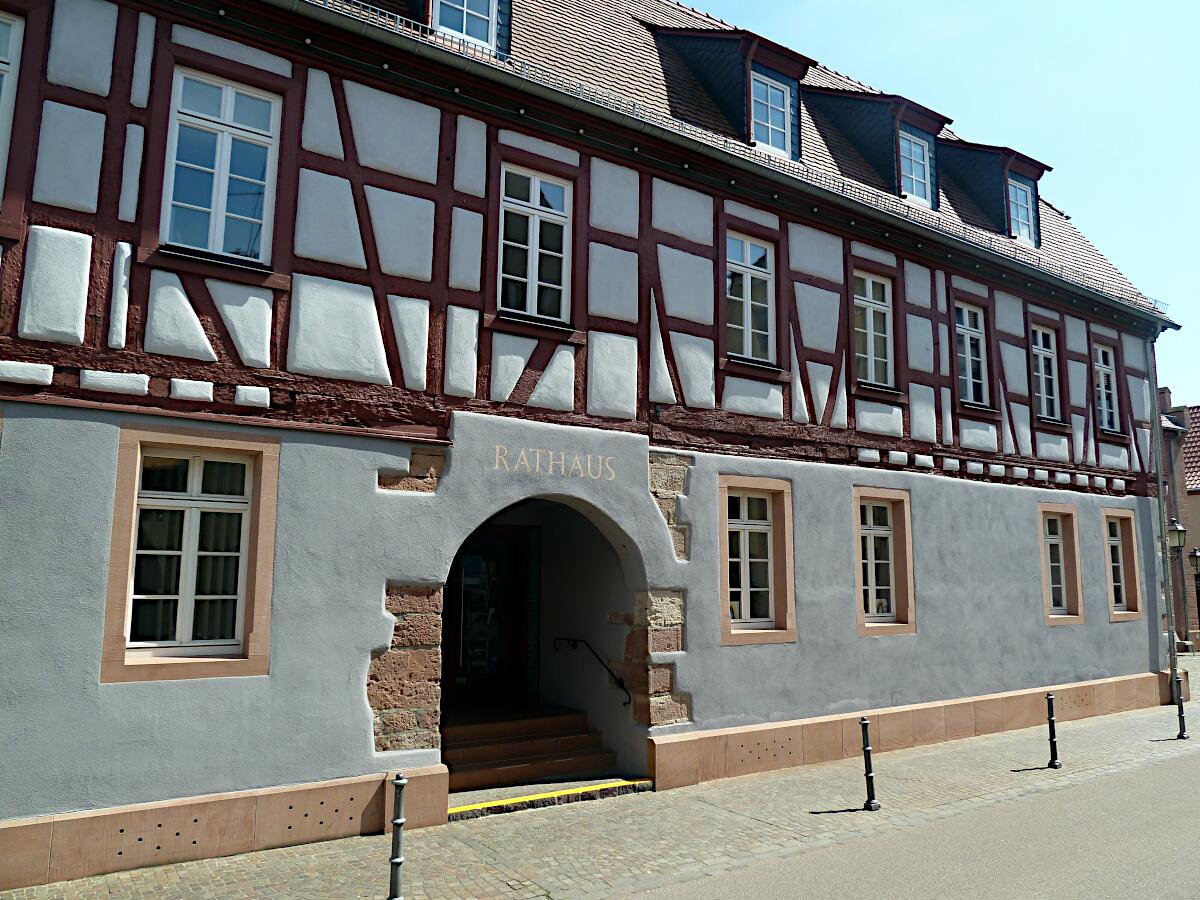 Rathaus - ehem. Fr�hmesserhaus und Knabenschule (18. Jh.)