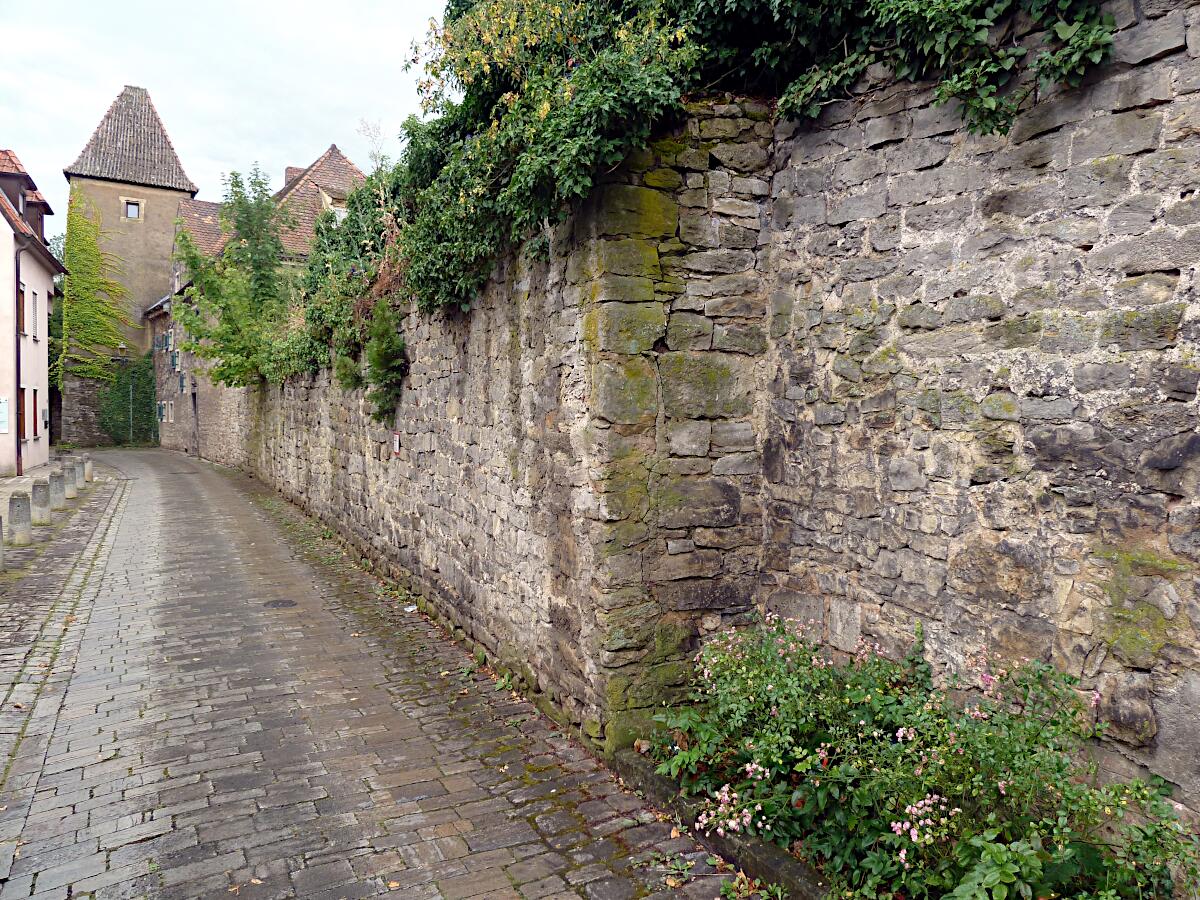 Pulverturm (1392) - mit Stadtmauer