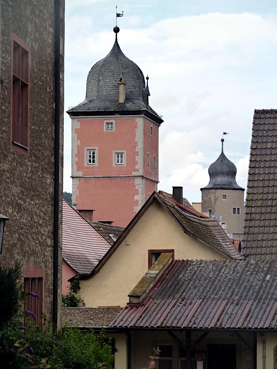 Klingentorturm (1307, 1598) - im Hintergrund Taubenturm (1397-1617)