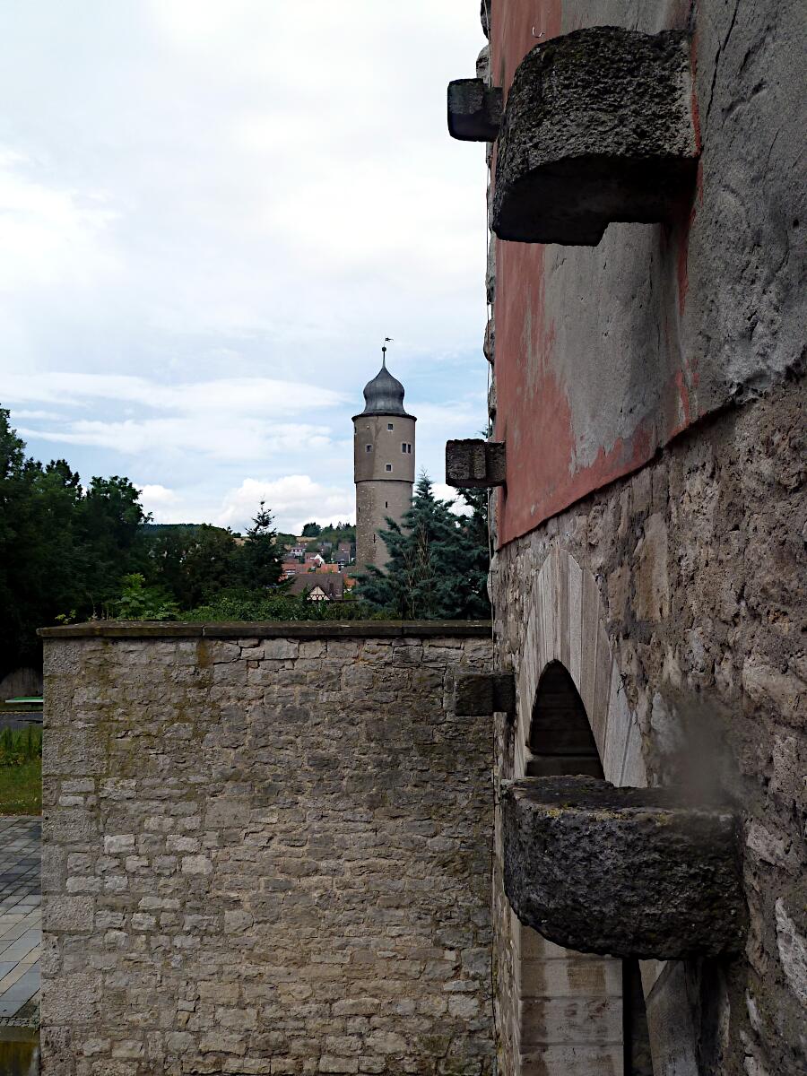 Klingentorturm (1307, 1598) - im Hintergrund Taubenturm (1397-1617)