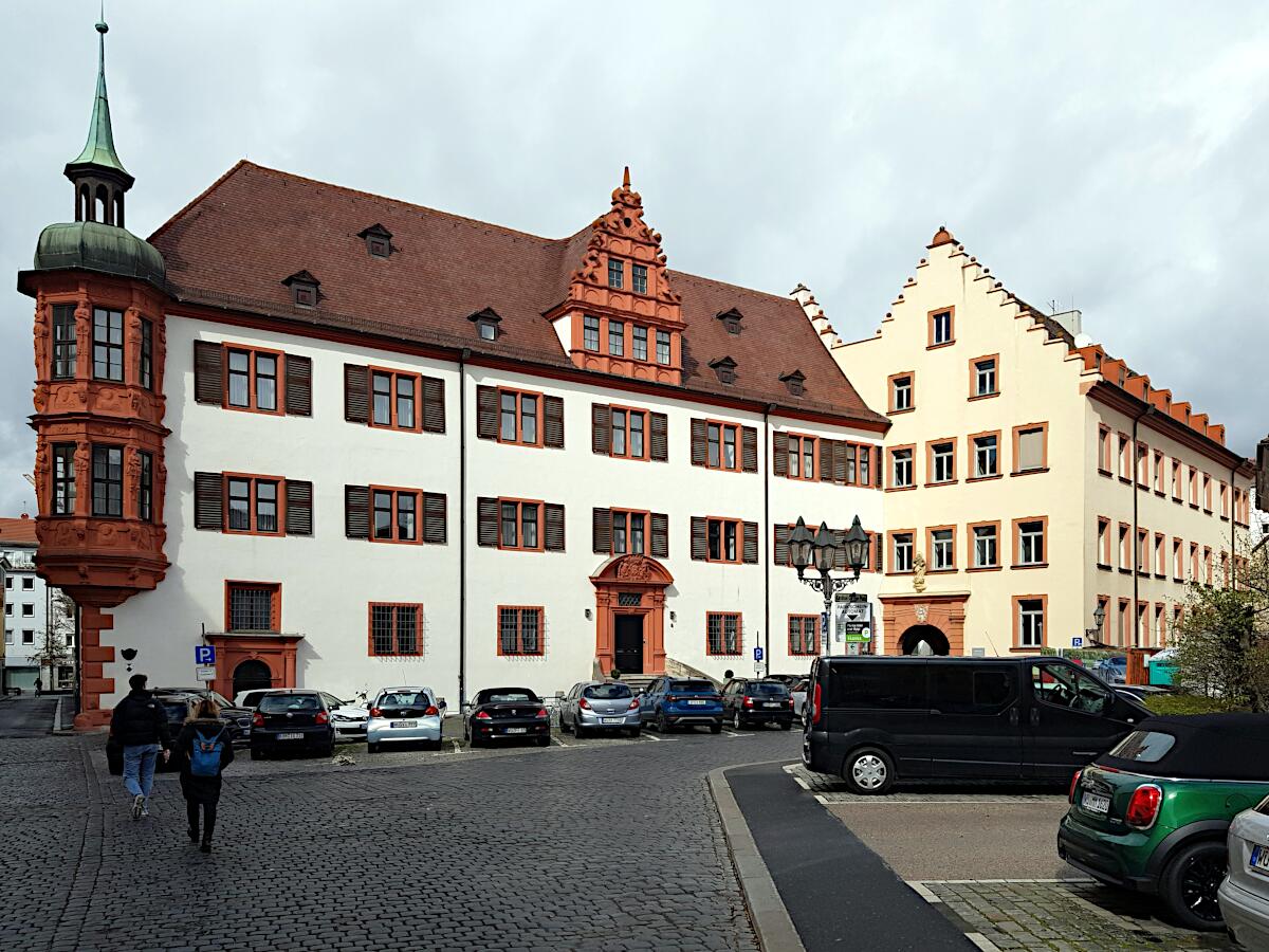 Ehem. Bischfliches Palais (1588-1609; Rekonstruktion 1959-61) und ehem. Domherrenhof Mabach (16.-18. Jh., Rekonstruktion 1953-56)